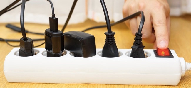 cắm UPS vào bộ chống sốc điện